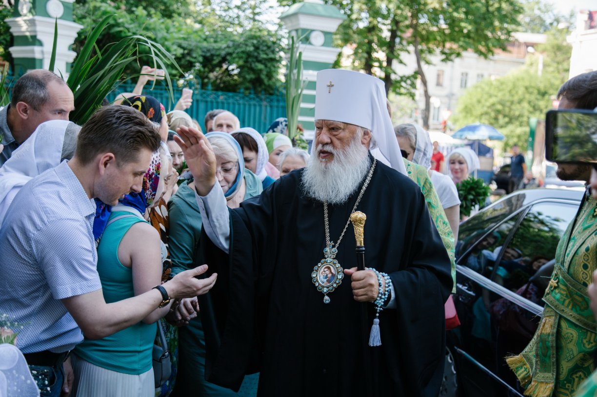 Троица тремя праздниками богата: цветами, травами и румяным летом