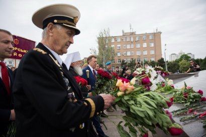 В праздник Великой Победы одесситы возложили цветы к памятнику Неизвестному матросу и стеле Крылья Победы