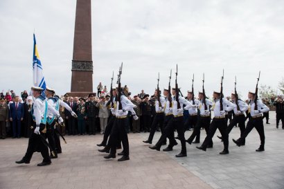 В праздник Великой Победы одесситы возложили цветы к памятнику Неизвестному матросу и стеле Крылья Победы