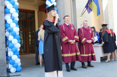 Украинская певица поблагодарила депутата Сергея Кивалова за диплом