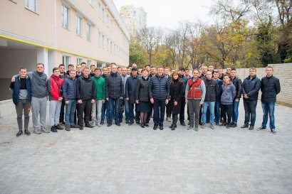 Студенты Одесской Юракадемии высадили хвойную аллею возле спортивного комплекса вуза