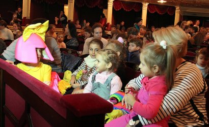 С Днем Святого Николая в Одесском оперном театре поздравили более двух тысяч детей