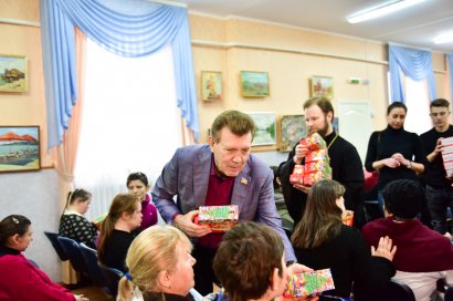 Сергей Кивалов поздравил с наступающим  Новым годом воспитанниц  детского дома-интерната на Макаренко, 20 