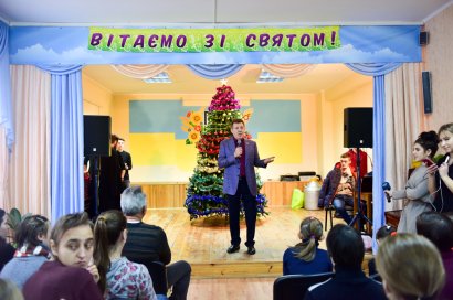 Сергей Кивалов поздравил с наступающим  Новым годом воспитанниц  детского дома-интерната на Макаренко, 20 
