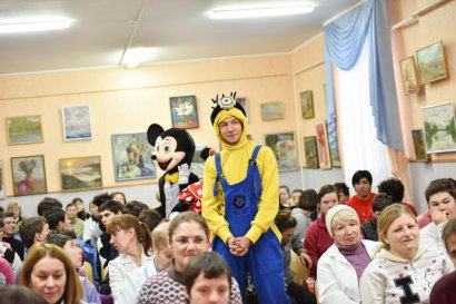 Сергей Кивалов поздравил с наступающим  Новым годом воспитанниц  детского дома-интерната на Макаренко, 20 