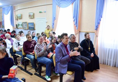 Сергей Кивалов поздравил с наступающим  Новым годом воспитанниц  детского дома-интерната на Макаренко, 20 