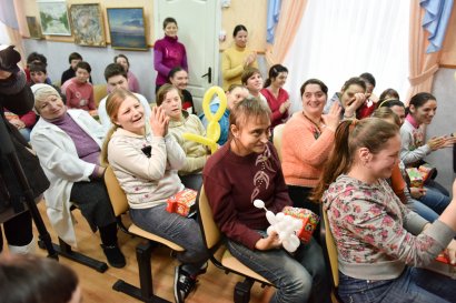 Сергей Кивалов поздравил с наступающим  Новым годом воспитанниц  детского дома-интерната на Макаренко, 20 