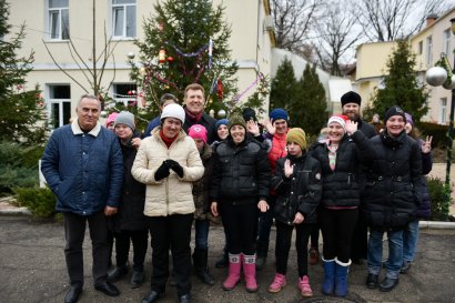 Сергей Кивалов поздравил с наступающим  Новым годом воспитанниц  детского дома-интерната на Макаренко, 20 