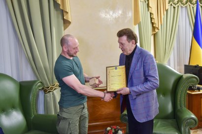 Сергей Кивалов встретился с освобожденным из иранской тюрьмы моряком Андреем Новичковым