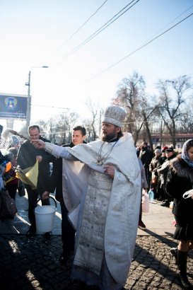 В праздник Богоявления одесситы посещали храмы и совершали омовение в крещенской воде