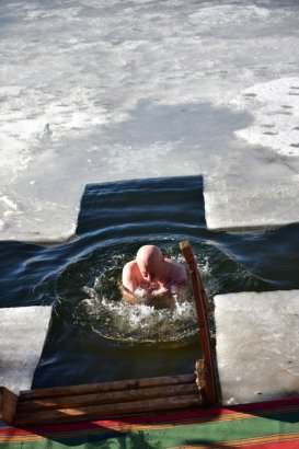 В праздник Богоявления одесситы посещали храмы и совершали омовение в крещенской воде