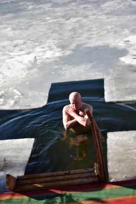 В праздник Богоявления одесситы посещали храмы и совершали омовение в крещенской воде