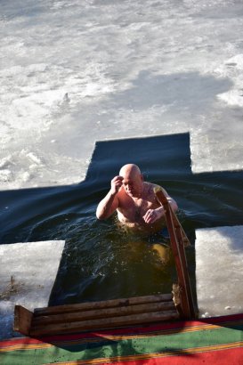 В праздник Богоявления одесситы посещали храмы и совершали омовение в крещенской воде
