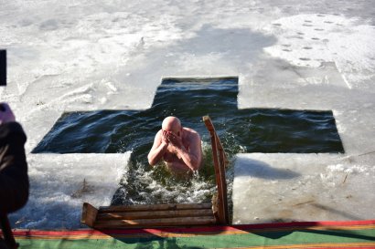 В праздник Богоявления одесситы посещали храмы и совершали омовение в крещенской воде
