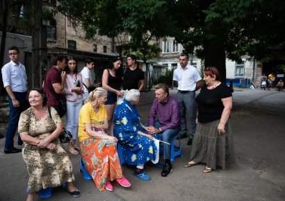 Истинно народный депутат: Сергей Кивалов ежедневно проводит встречи с жителями Приморского района Истинно народный депутат: Сергей Кивалов ежедневно проводит встречи с жителями Приморского района