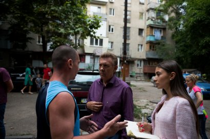 Истинно народный депутат: Сергей Кивалов ежедневно проводит встречи с жителями Приморского района