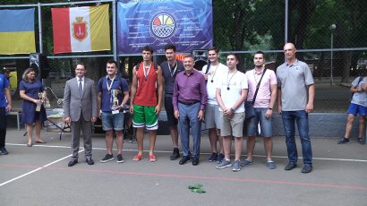 Баскетбольный день в Старобазарном сквере Баскетбольный день в Старобазарном сквере