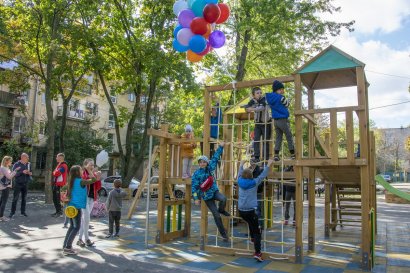 По улице Черняховского, 18 появилась новая современная детская площадка