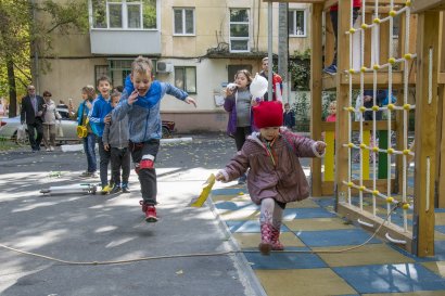 По улице Черняховского, 18 появилась новая современная детская площадка