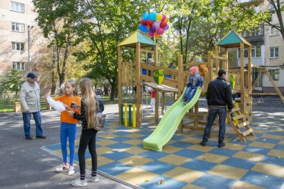 По улице Черняховского, 18 появилась новая современная детская площадка По улице Черняховского, 18 появилась новая современная детская площадка