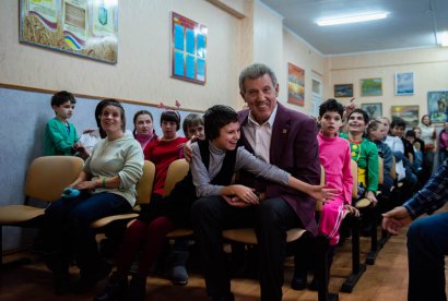 В День Святого Николая Сергей Кивалов поздравил воспитанниц детдома-интерната на Макаренко