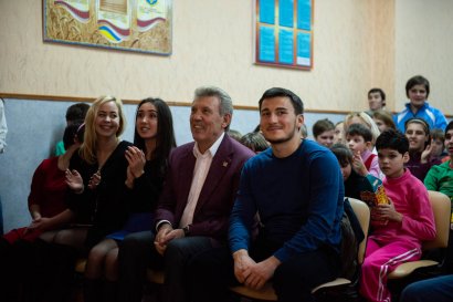 В День Святого Николая Сергей Кивалов поздравил воспитанниц детдома-интерната на Макаренко