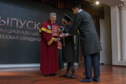 Выпускникам Одесской Юракадемии торжественно вручили дипломы магистров Выпускникам Одесской Юракадемии торжественно вручили дипломы магистров