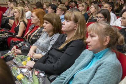 Женский коллектив Одесской Юракадемии поздравили с праздником 8 Марта