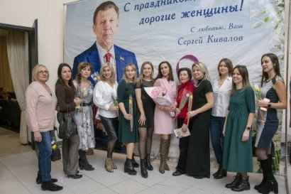 Женский коллектив Одесской Юракадемии поздравили с праздником 8 Марта